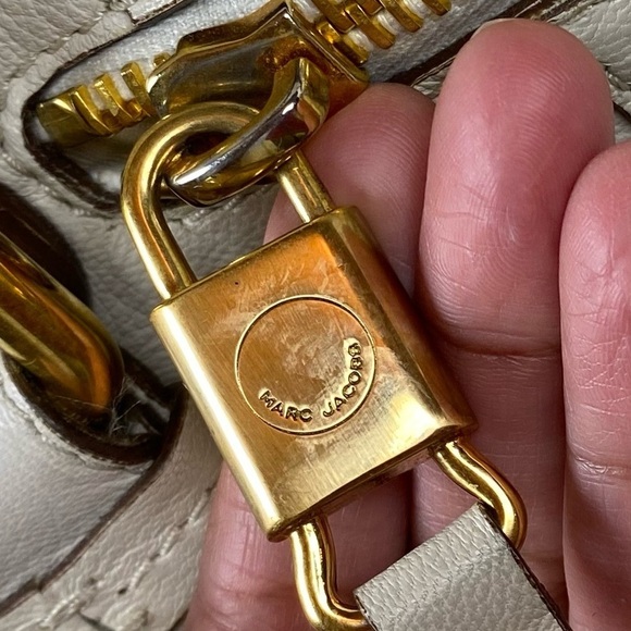 Marc Jacob’s grained ivory leather. - Picture 5 of 9